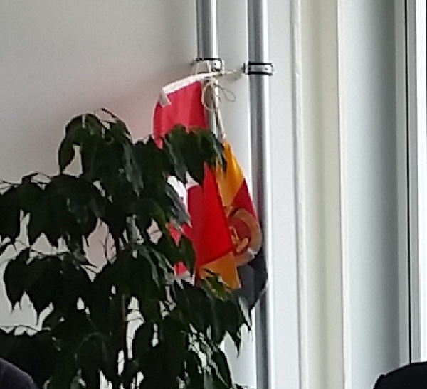 Flagge der Schweiz und der DDR hängen nebeneinander